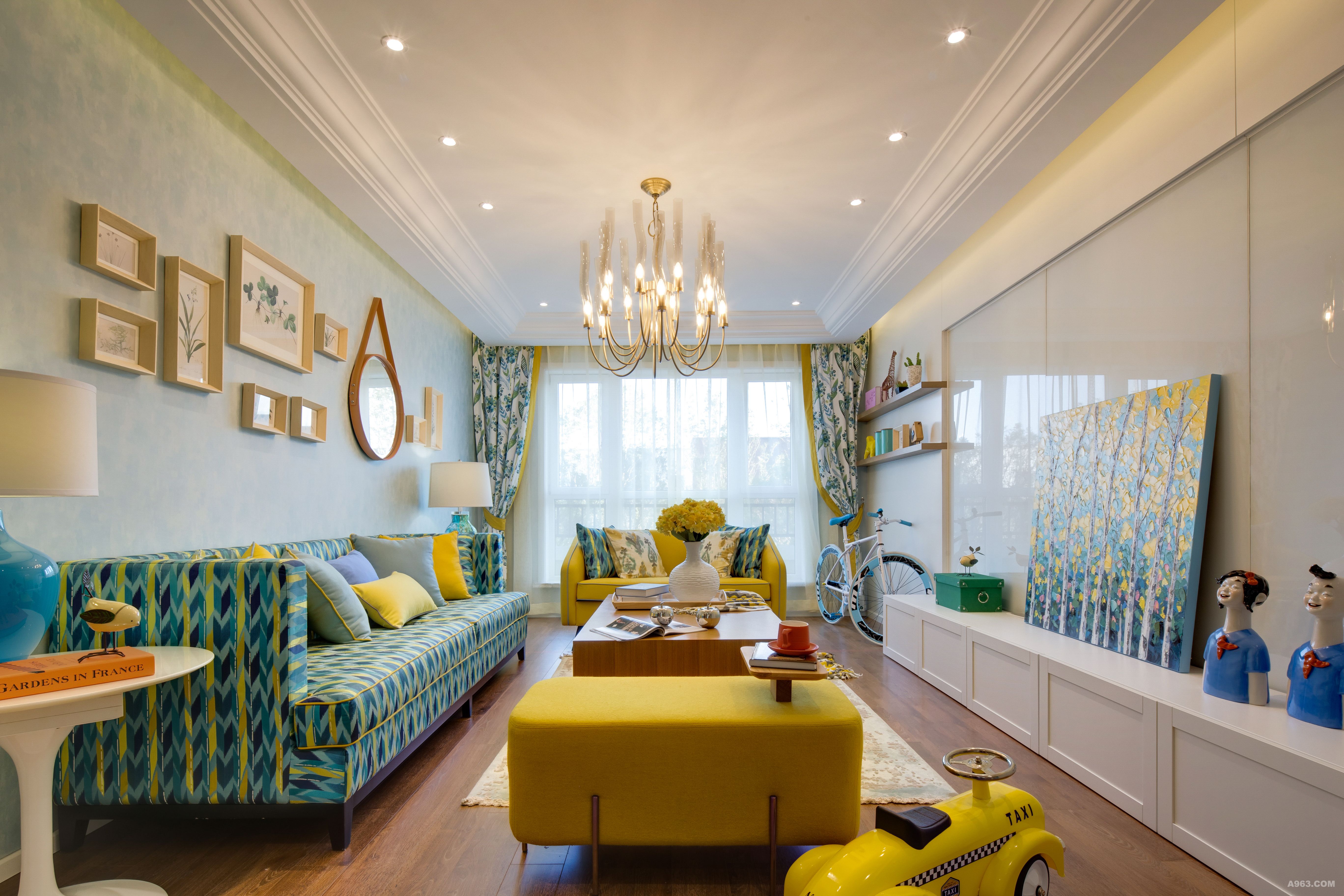 蓝色的壁纸搭配黄色,蓝色的沙发,黄蓝颜色的搭配,使整个屋子都特别